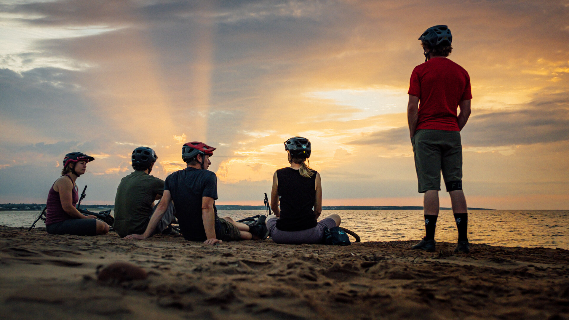 Toute l'équipe profite d'un incroyable coucher de soleil à Robinson's Island à l'Île-du-Prince-Édouard